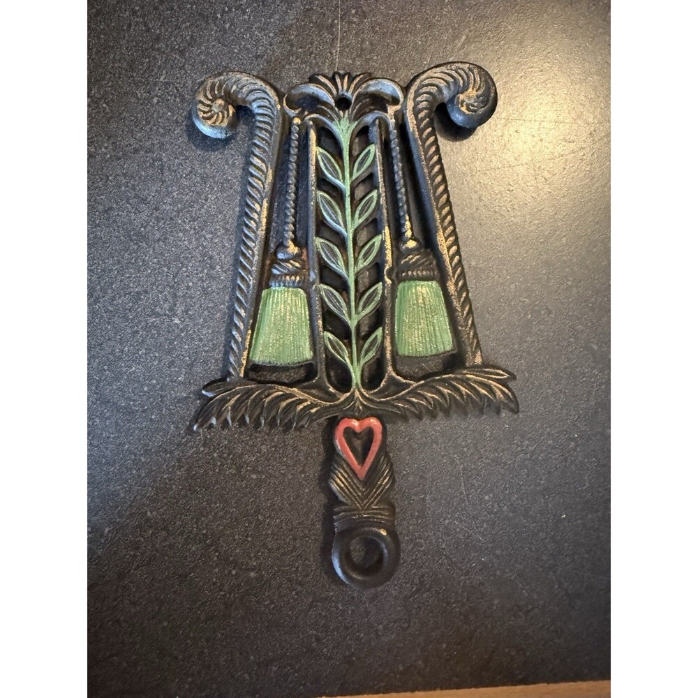 Vtg Wilton Primitive Iron Wall Mounted Trivet Footed 2 Brooms Heart Farmhouse